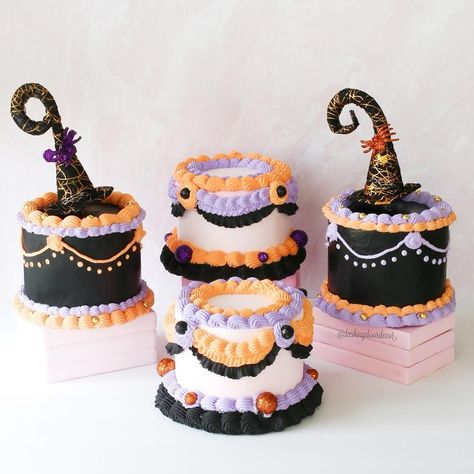 💐💐 💜🖤🧡 I’m having so much fun with this vintage style piping, I decided to create some faux Halloween cakes in limited quantities💜🖤🧡Now listed in my shop💜🖤🧡 #saturdaynighthomeloverstour #snhltourjuly27th #dashingdoordecor #blackcake #gothicdecor #gothiccake #coquetteaesthetic #coquettecore #summerween #vintagecakedecorating #halloweendecor #halloweencake #fakefoodart #cakeprop #fakefood #bridgertoncake #bridgertonwedding #bridgertonstyle #marieantoinettecake #cottagecoreaesthetic #fauxcake... Halloween Cake Black, Piping Cake, Halloween Tray, Gothic Cake, Black Frosting, Witch Cake, Cake Halloween, Cute Halloween Decor, Black Cake