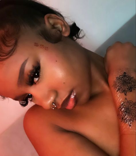 Face Tats, Face Tattoos For Women, Dark Makeup Looks, Girl Face Tattoo, Beauty Marks, Beauty Mark, Cute Tattoos For Women, Face Tattoos, Black Femininity