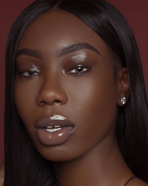 Crystal Ball Light Grey II colored lenses make you stick to your way and never give up, cherishing every day you've spent. WORLDWIDE FREE SHIPPING! Lip Gloss On Lips, Lips Black, Glossy Makeup, Beauty Make-up, Dark Skin Beauty, Dark Skin Makeup, Max Factor, Dark Skin Women, Looks Black