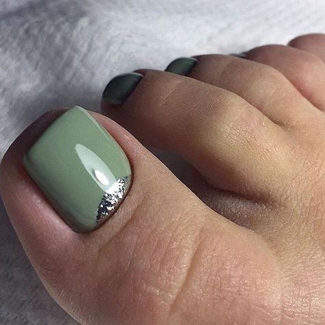 Pastel Toe Nail Art Green Toe Nail Designs, Nail Art Pearls, Nail Art Vert, Lucky Nails, Green Toe Nails, Nail Colors 2023, Toe Nail Colors, Fall Toe Nails, Pedicure Colors