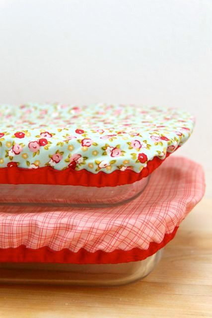 DIY Reusable and Washable Baking Dish Covers // SmashedPeasandCarrots.com Sewing Paterns, Sew Ins, Beginner Sewing Projects Easy, Leftover Fabric, Sewing Projects For Beginners, Baking Dish, Sewing Skills, Easy Sewing Projects, Diy Couture