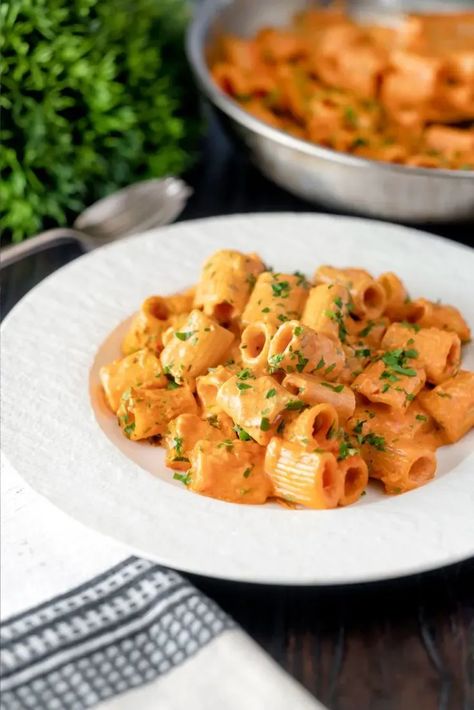 Rigatoni Vodka Sauce, Gigi Hadid Pasta Recipe, Hadid Pasta Recipe, Gigi Hadid Pasta, Hadid Pasta, Spicy Rigatoni, Rigatoni Recipe, Pasta Alla Vodka, Vodka Sauce Pasta