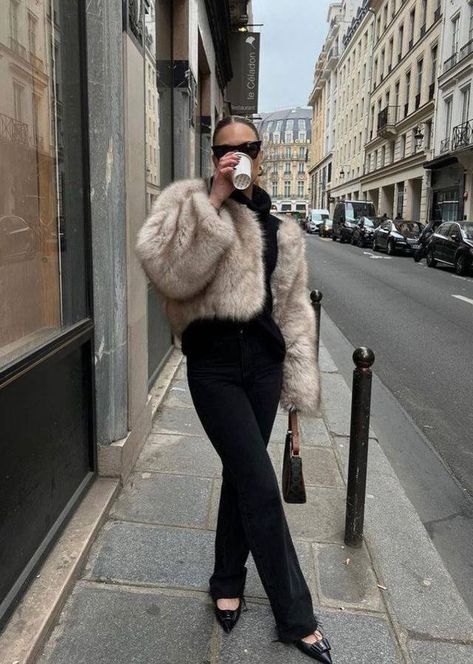 Beige Fur Coat Outfit, Beige Fur Coat, Fur Jacket Outfit, Cropped Fur Jacket, Fur Coat Outfit, Comfy Casual Outfits, Long Sleeve Coat, Winter Chic, Beauty Inspo