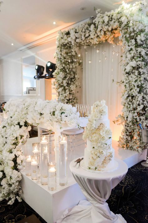 Wedding Main Table Decor, Wedding Main Table, Main Table Wedding, Glamorous Wedding Decorations, Wedding Reception Planning, Montreal Wedding, Classic Wedding Decorations, Traditional Wedding Decor, Winter Wedding Flowers