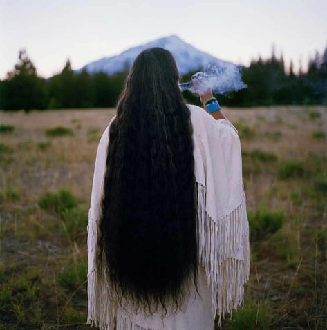 Native American Hair, Lynn Johnson, Native American Symbols, Native American Quotes, Native American Peoples, The Secret Garden, Native American History, Female Photographers, Native American Culture