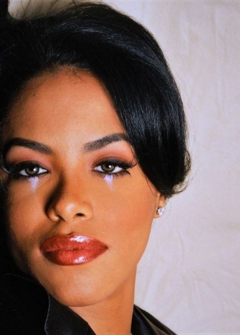 Aaliyah Makeup, Rip Aaliyah, 90s Makeup Look, Aaliyah Pictures, Aaliyah Style, Aaliyah Haughton, 90s Makeup, Face Card, Doja Cat