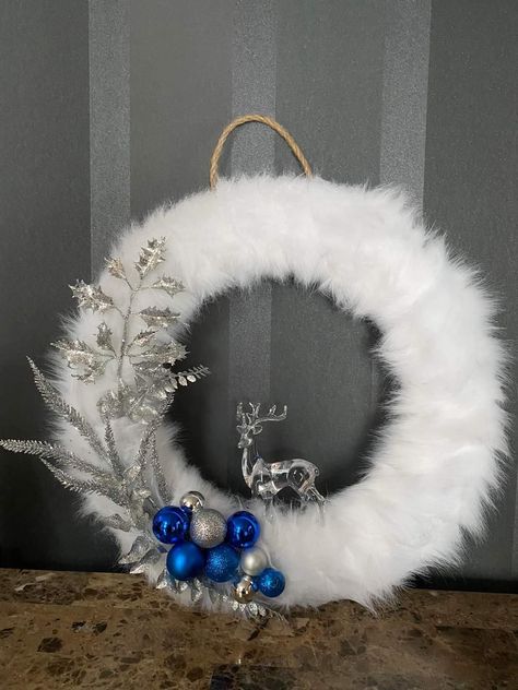 Making Feathers, Fur Wreath, Christmas Frames Diy, Christmas Wreath Designs, Birthday Prayer, Wreath Inspiration, Christmas Decorations Centerpiece, Winter Wreath Diy, Wreath Frames