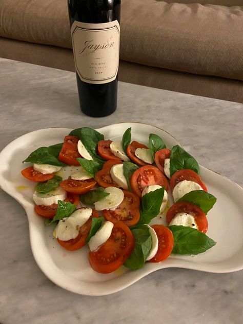 Hosting Italian Dinner Party, Italian Dinner Party Food, Italian Diner Aesthetic, Caprese Salad Aesthetic, Italian Party Aesthetic, Old Money Dinner Party, Italian Theme Dinner Party, Old Money Food, Italian Birthday Dinner