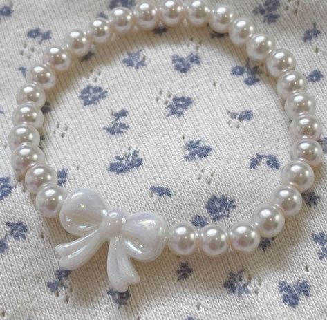 Bracelets Cute Aesthetic, Beaded Bracelet Pearl, Diy Bracelets Pearl, White Bracelets Beaded, Asthetic Jewellery Beaded, Diy Bracelets With Pearls, Bracelet Ideas Aesthetic Beaded, Pearl Beads Bracelet Ideas, Beaded Pearl Bracelet