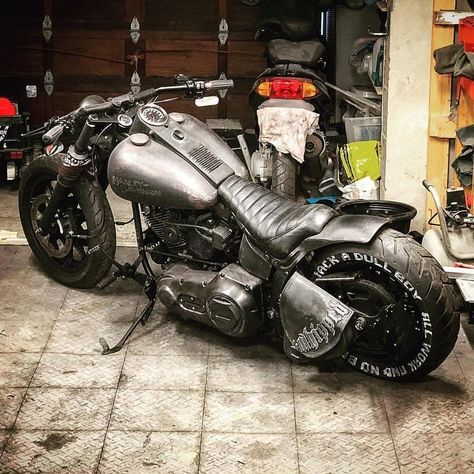 Road King Bobber, Custom Motorcycles Harley, Road King Custom, Harley Davidson Wallpaper, Custom Street Bikes, Softail Custom, Harley Bobber, Road King Classic, Motorcycle Painting