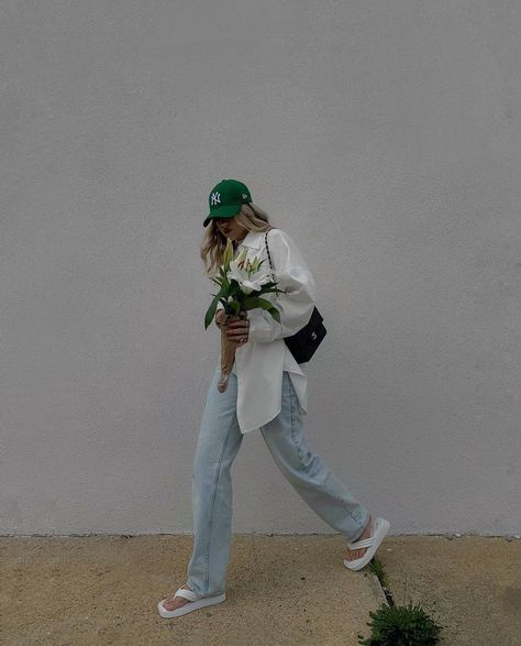 Minimal Streetwear Fashion on Instagram: “happy monday! 💐🤍 - @soulseekerfemales - #soulseekerfemales” White Hat Outfit Ball Caps, Cap Outfits For Women Summer, Cap Summer Outfit, Outfits With Ball Caps, Ny Cap Outfit, White Cap Outfit, Green Hat Outfit, White Hat Outfit, Cap Outfit Summer