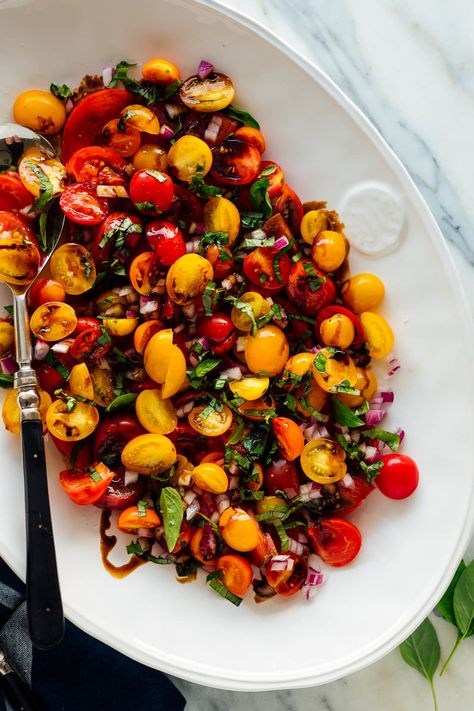 Easy Tomato Salad Tomato Dinner, Salad Art, Tomato Vinaigrette, Tomato Salad Recipe, Cookie And Kate, Tomato Salad Recipes, Vinaigrette Salad, Cucumber Tomato Salad, Tomato Cucumber