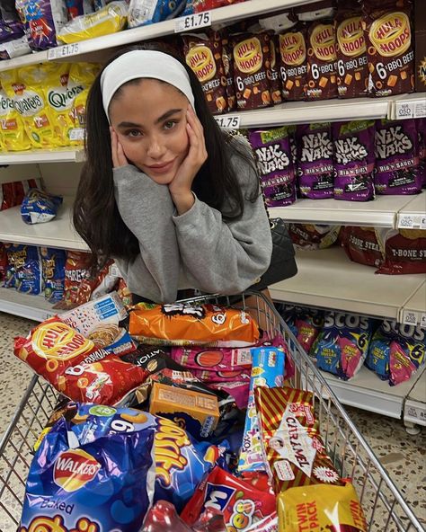 mood picture, mood, grocery store,grocery cart, white headband look, instagram picture inspoద Hinge Photo Ideas, Grocery Pictures, Shopping With Girlfriend, Dating Profile Picture Ideas, Jasmine Santos, Aesthetic Photo Dump, Christina Nadin, Shopping Pictures, Cute Friend Pictures