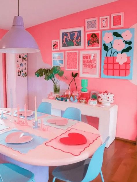 Cotton Candy Living Room, Colorful Beauty Room, Colourful Dining Room Ideas, Barbiecore Room Decor, Barbiecore House Decor, Maximalist Decor Pastel, Dopamine Dining Room, Maximalist Spring Decor, Barbie Core Decor