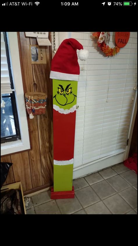 Grinch Christmas Porch Signs, Grinch Pallet Ideas, Grinch Signs Wooden, Wood Christmas Signs Diy, Grinch Wood Crafts, Grinch Wooden Signs, Grinch Porch Decor, Grinch Welcome Sign, Diy Christmas Props