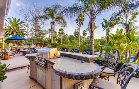 Outdoor kitchen with curved countertop and bar stool seating overlooking swimming pool Curved Countertop, Exterior Updates, Patio Walkway, Small Outdoor Kitchens, Mix Drinks, Outdoor Kitchen Cabinets, Outdoor Kitchen Decor, Outdoor Kitchen Plans, Outdoor Kitchen Ideas