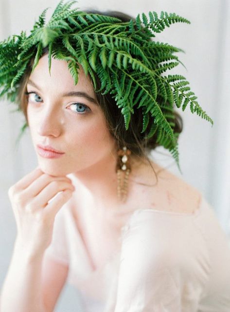 22 Fab Fern-Inspired Wedding Decor Ideas | Brit + Co Fern Crown, Diy Wedding Wreath, Diy Floral Crown, Fern Wedding, Crown Diy, Earthy Chic, Lush Wedding, Earthy Wedding, Bride Crown