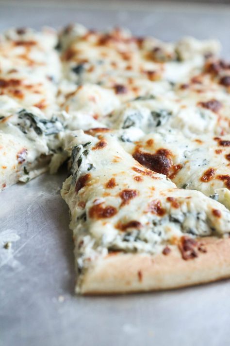 Spinach Artichoke Pizza, Artichoke Pizza, Spinach Pizza, Six Sisters Stuff, Pizza Recipes Homemade, Spinach Artichoke Dip, Artichoke Dip, Spinach And Cheese, Spinach Artichoke