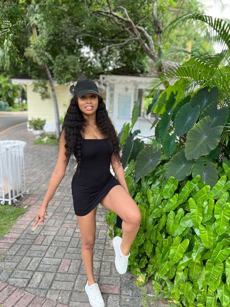 Mini black dress, outfit inspo Black Dress With Sneakers, Mini Dress With Sneakers, Dress And Sneakers, Sleek Outfit, White Sneakers Outfit, Mimi Dress, Bodycon Dress Casual, Mini Bodycon Dress, Bodycon Mini Dress