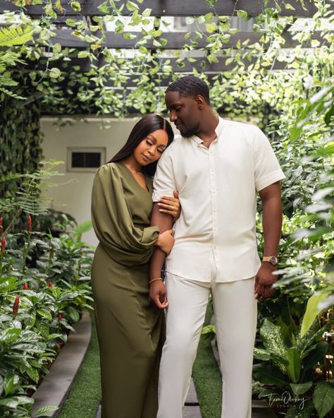 Ife & Benjamin are Giving us all the Feels With Their Pre-wedding Shoot Pre Wedding Poses Outdoor, Photo Poses In Saree, Poses In Saree, Engagement Photo Shoot Poses, Brides Photography, Wedding Shoot Ideas, Poses Outdoor, Saree Black, Pre Wedding Photoshoot Outfit