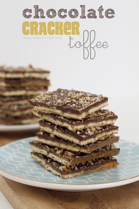 Chocolate Cracker Toffee...sweet and salty...YUM! The FASTEST toffee you'll ever make! --- Make It and Love It Club Crackers, Cracker Toffee, Toffee Recipe, Toffee Cookies, Chocolate Toffee, Bar Cookies, How Sweet Eats, Chocolate Brownies, Sweets Treats