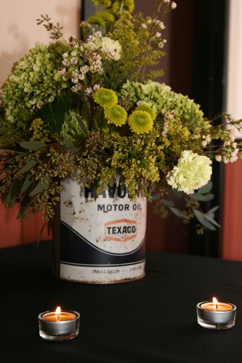 We had a "hot rod" themed wedding we used alot of "old" things both automotive and not as decorations. These were 5 quart oil cans from the 50's with a vase inside them as table settings. Mechanics Wedding Theme, Mechanics Wedding, Hot Rod Wedding, Car Themed Wedding, Cars Wedding, Biker Wedding, Rockabilly Wedding, Wedding Cars, Car Themes