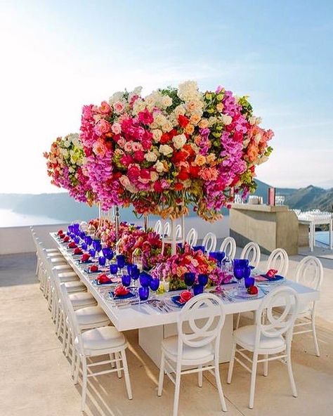 Santorini Party, Karen Tran, Large Flower Arrangements, Wedding Tablescapes, Stylish Wedding, Wedding Deco, Wedding Themes, Reception Decorations, Wedding Centerpieces