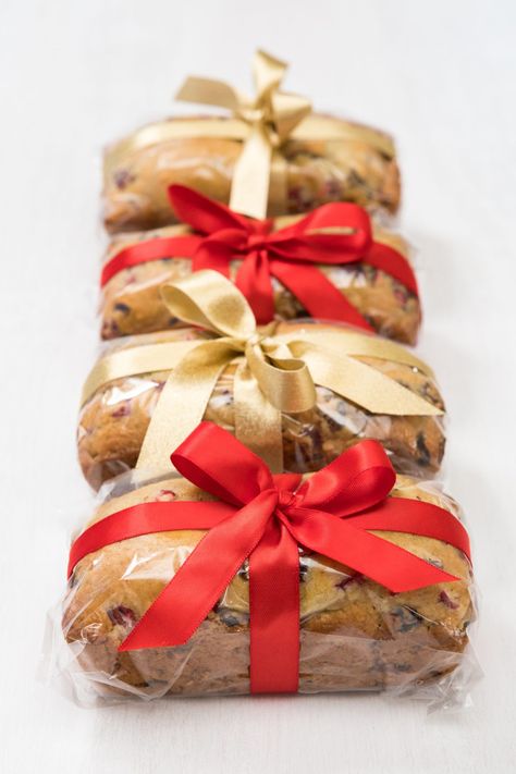 Loaf Breads, Christmas Baking Gifts, Bread Loaves, Bread Packaging, Christmas Bread, Cranberry Bread, Christmas Food Gifts, Cake Packaging, Mini Loaf