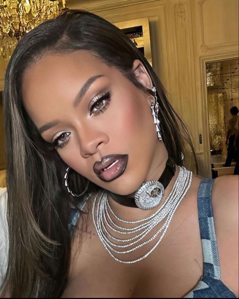 Black And Silver Eye Makeup, Black Lipstick Makeup, Bold Lipstick Makeup, 2000s Makeup Looks, Louis Vuitton Fashion Show, Watch Choker, Rihanna Makeup, Silver Lipstick, 90s Makeup Look