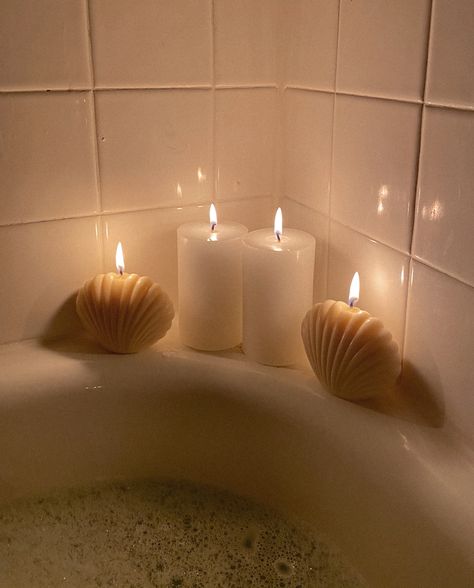 #candles #candlemaking #gifts #giftideas Candle In Bathroom, Candle Asethic, Aesthetic Candle Pictures, Bathtub Candles, Bath With Candles, Cute Candles Aesthetic, Candle Light Bath, Bath Candle, Candles Cozy