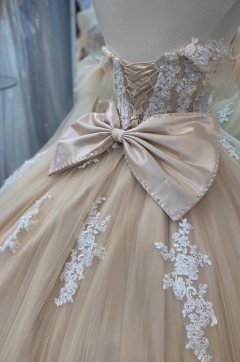 Creme Dama Dresses, Coquette Debut Theme, White And Gold Quinceanera Dresses, Quinceanera Outfit, Champagne Quince Dresses, Light Pink Quinceanera Dresses, Gold Quince Dress, Champagne Quinceanera, Chambelanes Outfits