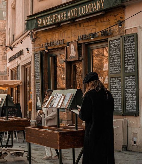 Shakespeare And Company Paris, Finnegans Wake, Raindrops And Roses, Shakespeare And Company, Romantic Paris, Library Aesthetic, Guest Speakers, Street Photo, Illustrations And Posters