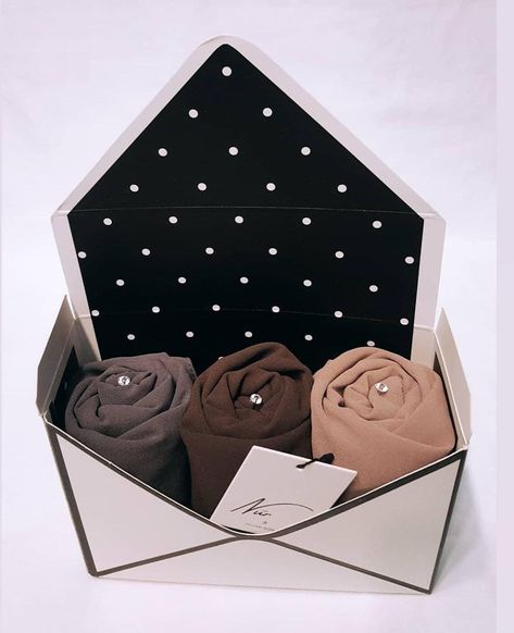 Luxury bespoke hijab gifts, perfect gift for the hijabi bride Hijab Gift Packing Ideas, Scarf Gift Packing Ideas, Kotak Pembungkusan Selendang, Scarf Gift Box Ideas, Hijab Gift Box Ideas, Hijab Packaging Ideas, Scarf Packaging Ideas, Hijab Box Design, Kotak Tudung