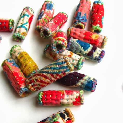 The Silly BooDilly: The Quilted Bead Fabric Jewellery, Bead Making, Fiber Jewelry, Fabric Necklace, Textile Jewelry, Fabric Beads, Paper Beads, Handmade Beads, Fabric Jewelry