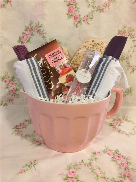 Mixing bowl Gift Basket~ $76.99 www.etsy.com/WebsterFarmCo Kitchen Set Gift Basket, Mixing Bowl Gift Basket, Bowl Gift Ideas, Baking Gift Basket, Baking Basket, Dessert Truffles, Spring Baking, Baking Bowl, Baking Gift