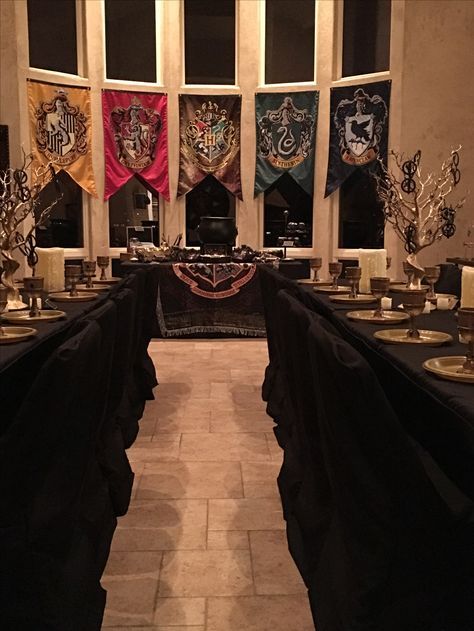 Harry Potter Decorations Birthday, Harry Potter Themed Table Setting, Harry Potter Party Entrance, Harry Potter Debut Theme, Harry Potter Cake Table Ideas, Ravenclaw Party Decorations, Back To Hogwarts Party, Wedding Harry Potter Decorations, Harry Potter Quinceanera Theme