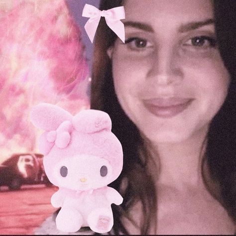 헬로키티 배경화면, Pink Macbook, Lana Del Rey Art, Pink Wallpaper Ipad, Lana Del Rey Love, Lana Rey, Hello Pretty, Pink Hello Kitty, Lana Del Ray