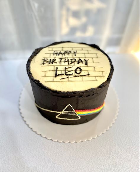 Pastel en masa de zanahoria y nuez, relleno de frosting de queso crema, es unos de nuestros pasteles favoritos Pink Floyd Birthday Party Ideas, Pink Floyd Birthday Cake, Pink Floyd Cake, Cake Music, Happy Birthday Leo, Dad Birthday Cakes, Ganache Cake, Ideas Regalos, Mini Tortillas