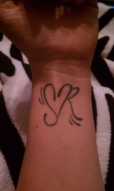 tattoo of Initials "S" and "R" for my kids, formed with a heart Heart Tattoos With Names, Tattoos With Names, Font Tato, Love Heart Tattoo, Phönix Tattoo, Red Heart Tattoos, Tattoos Infinity, Initial Tattoo, Small Wrist Tattoos