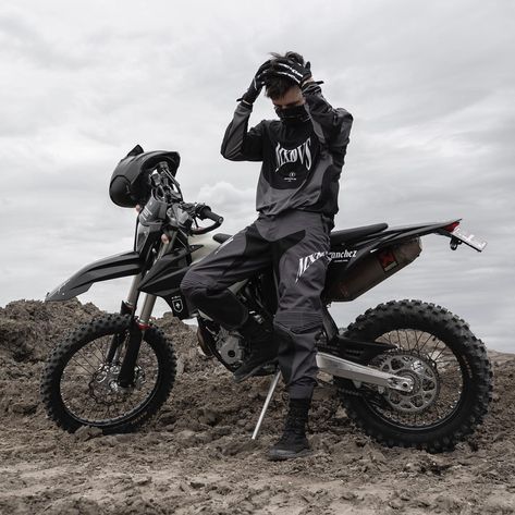 Black Dirt Bike Aesthetic, Black Dirt Bike, Bike Riding Outfit, Rebecca Jenshak, Dirt Bike Track, Black Mask Aesthetic, Motorbike Photos, Biker Photography, Boy Photo Shoot