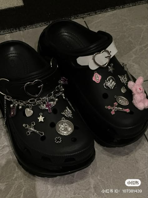 Jibbitz Crocs Ideas, Crocs Summer, Cool Crocs, Crocs With Jibbitz, Crocs Aesthetic, Crocs With Charms, Crocs Outfit, Platform Crocs, Black Crocs