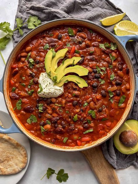 Easy Bean Chilli Recipe Chilli No Beans Recipe, Chilli Without Beans, Bean Chilli Recipe Vegetarian, Veggie Chilli Recipe, Vegaterian Chilli, Bean Chilli Recipe, Quorn Chilli, Vegan Chilli Recipe, Three Bean Chili Vegetarian