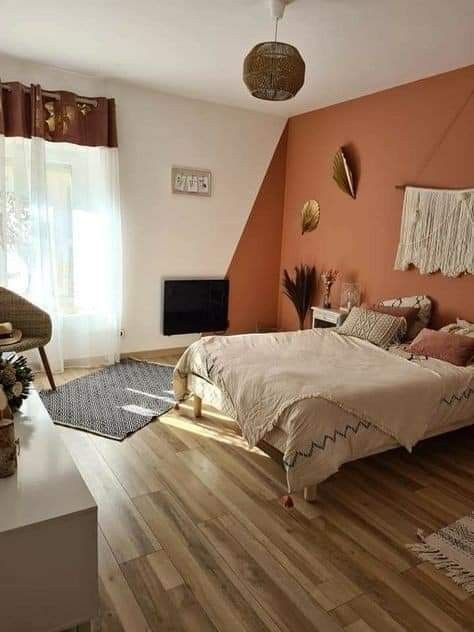 Rustic Orange Accent Wall, Orange Wall Paint Ideas Bedroom, Terra Cotta Walls Bedroom, Rust Accent Wall Bedroom, Rust Coloured Bedroom, Rust Orange Accent Wall, Terra Cotta Accent Wall Bedroom, Terracotta And White Bedroom, Light Terracotta Bedroom