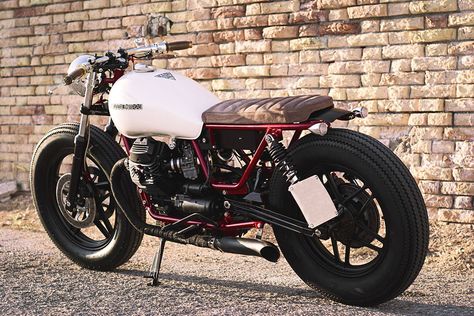 Moto Guzzi Cafe Racer, Moto Scrambler, Brat Cafe, Motorbike Design, Honda Cb750, Brat Style, Dirt Track Racing, Nissan 370z, Lamborghini Gallardo