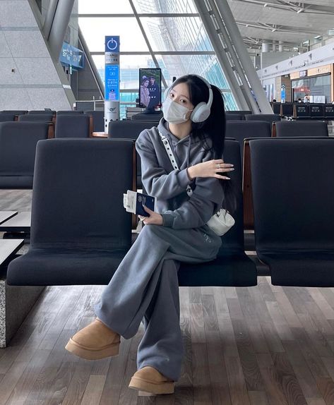 Uzzlang Airport, Korea Airport Outfit, Korean Airport Fashion Winter, Airport Outfit Aesthetic Winter, Airport Aesthetic Korea, Airport Fashion Comfy, Airport Fits Winter, Comfy Airport Outfit Aesthetic, Hoodie Airport Outfit