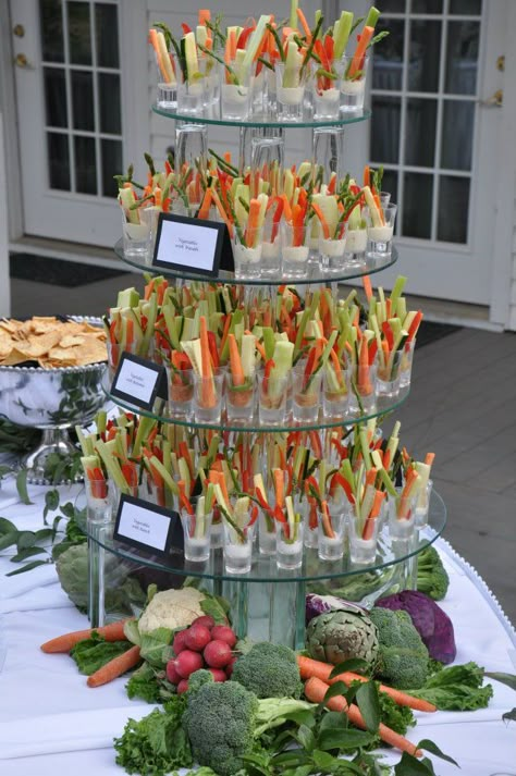 Veggie Display, Dolci Finger Food, Appetizers Table, Wedding Appetizers, Food Bars, Buffet Ideas, Grazing Table, Reception Food, Party Food Platters