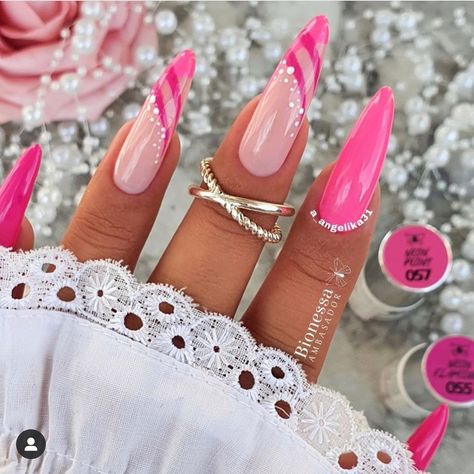 Almond Nails Barbie, Acrylic Nails Barbie, Fancy Pink Nails, Barbie Theme Outfit, Barbie Acrylic Nails, Nails Fucsia, Barbie Aesthetic Outfit, Nail Barbie, Barbie Party Decor