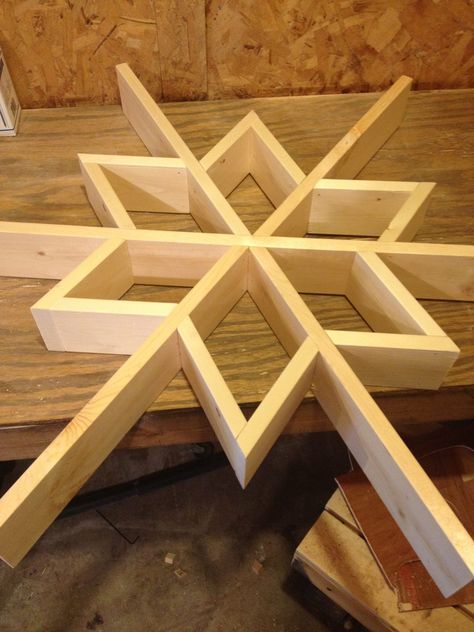 Snowflake Shelf, Christmas Diy Wood, Wood Snowflake, Small Wood Crafts, Wooden Ideas, Snow Flakes Diy, Wooden Snowflakes, Wood Stars, Things To Build