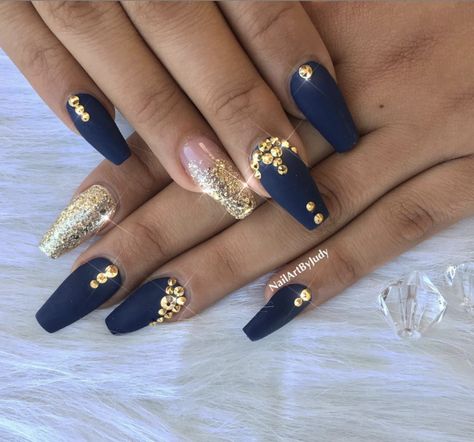 Rock Your Blue and Gold for North Carolina A Blue Gold Nails, Nails Navy, Blue Matte Nails, Prom Nails Red, Gold Acrylic Nails, Dark Blue Nails, Navy Blue Nails, Gold Nail Designs, Gold Nail Art