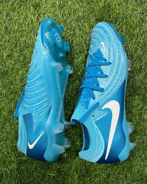 Nike Phantom Luna 2 Elite FG Cleats. Designed for peak football performance, these lightweight, two-tone blue cleats offer superior traction and mobility on firm ground. Crafted from durable PU material, they provide a secure fit and are easy to maintain. Perfect for athletes who demand both style and functionality. Nike Boot, Cool Football Boots, Soccer Stuff, Nike Cleats, Futsal Shoes, Nike Boots, Soccer Boots, Odell Beckham Jr, Blue Football